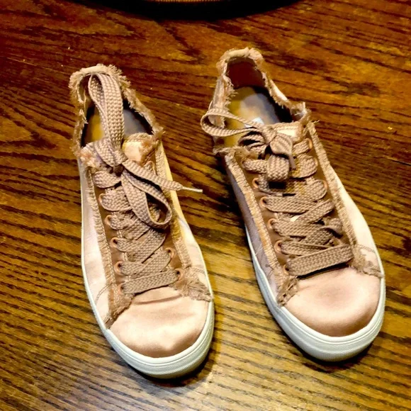 Steve Madden | Shoes | Euc Steve Madden Pale Pink Satin  display picture 3